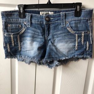 JEAN SHORTS WITH STITCH DETAIL